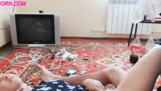 Uzbek girl gets off on her husband's dick